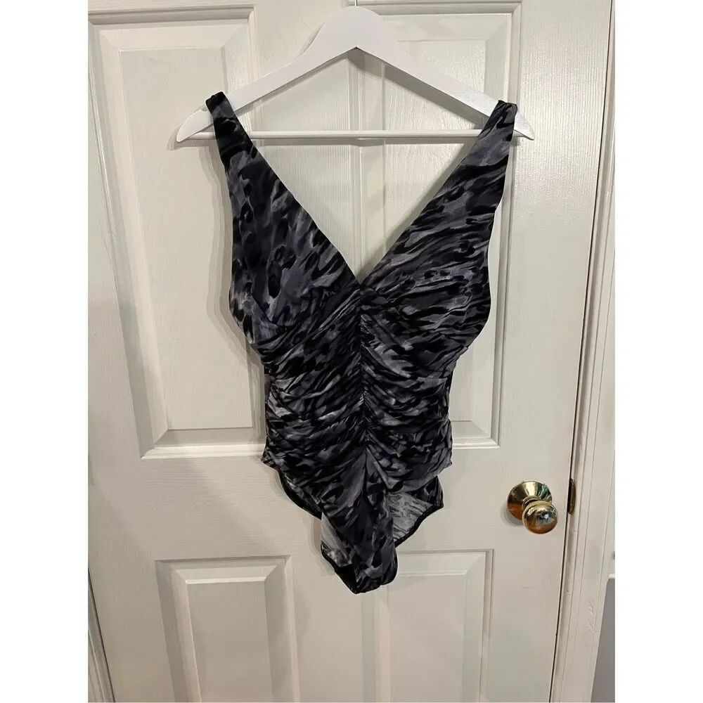 Miraclesuit Gray & Black Watercolor Front Ruched Swimsuit sz 16 EUC